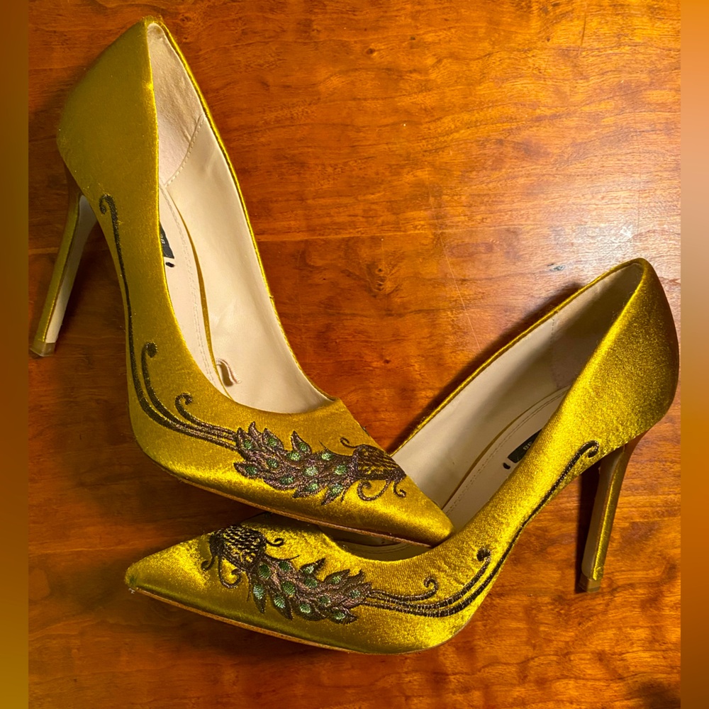 Zara Embroidered Peacock Pumps. Sz 38.